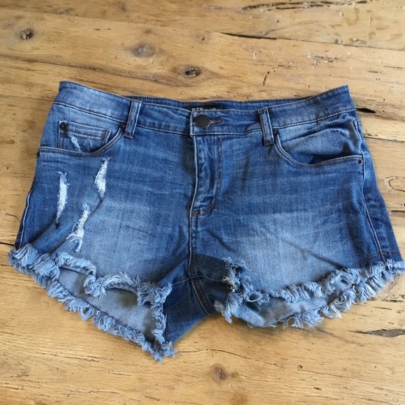 29” STS Blue jean shorts feature a distressed design with a dark blue wash - Picture 1 of 8